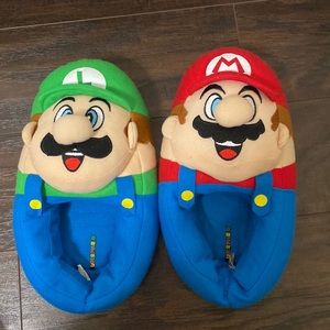 Super Mario Bros Boys Mario & Luigi Plush Musical Slip On Slippers